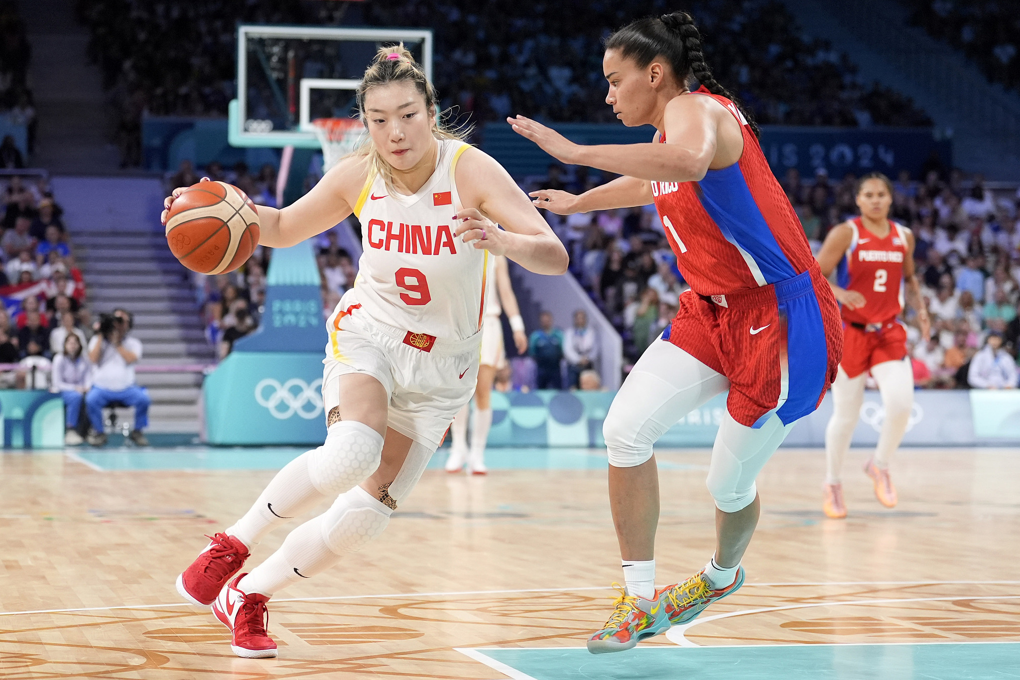 Li Meng (L) of China drives inside during a women's basketball group stage game against Puerto Rico at the 2024 Summer Olympics in Paris, France, August 3, 2024. /CFP