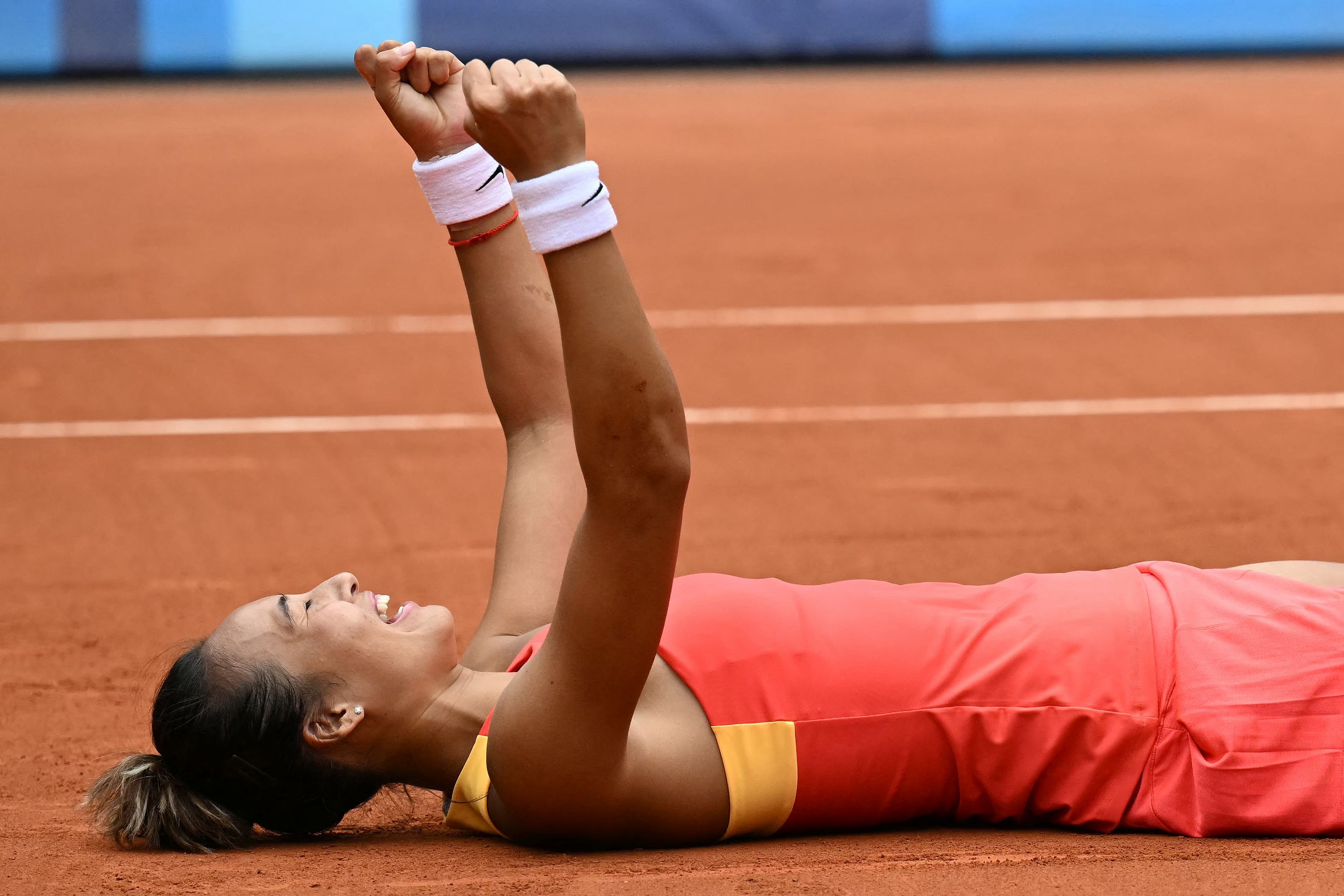 China's Zheng Qinwen reacts to beating Croatia's Donna Vekic during their women's singles final tennis match on Court Philippe-Chatrier at the Roland-Garros Stadium during the Paris 2024 Olympic Games, in Paris, France, August 3, 2024. /CFP