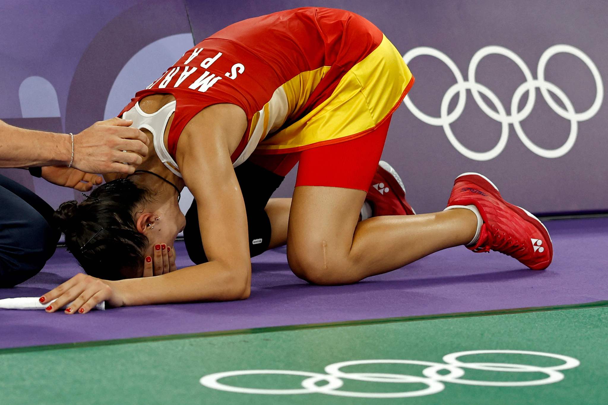 Carolina Marin of Spain goes down with an injury in the women's singles badminton semfinals against He Bingjie of China at the 2024 Summer Olympics in Paris, France, August 4, 2024. /CFP