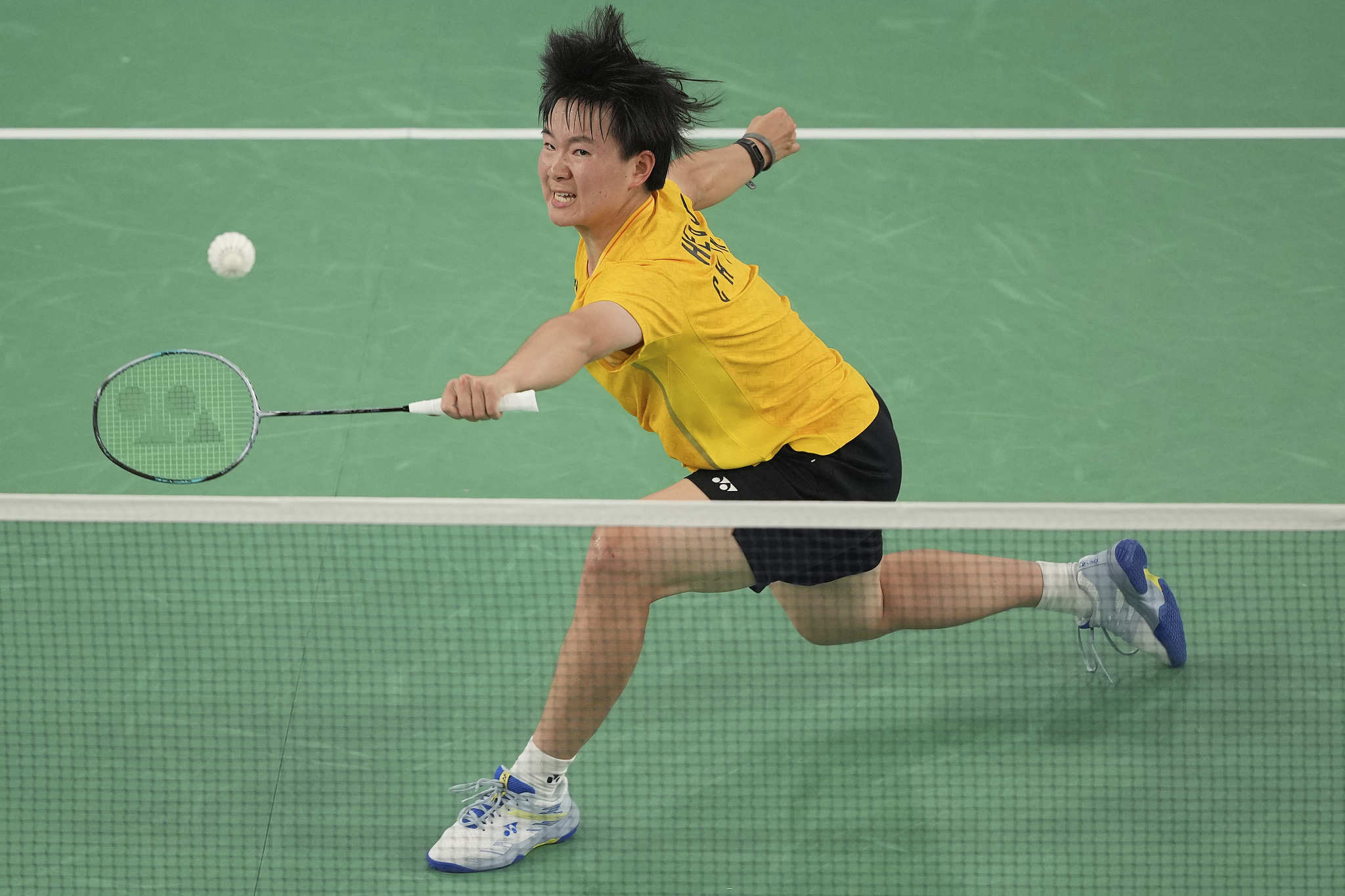 He Bingjie dari Tiongkok bertanding di semifinal bulu tangkis tunggal putri melawan Carolina Marin dari Spanyol di Olimpiade Musim Panas 2024 di Paris, Prancis, 4 Agustus 2024. /CFP