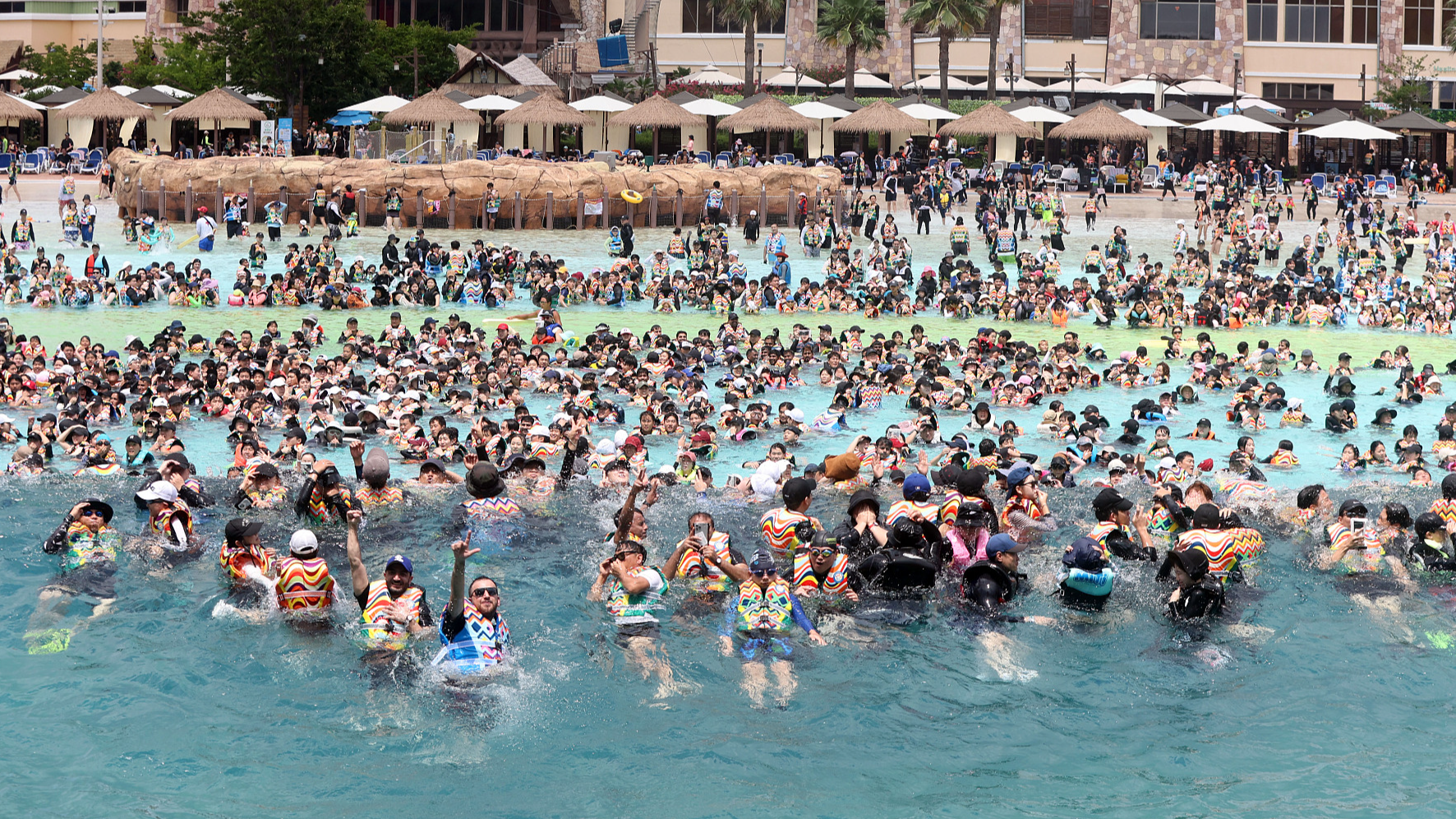 People cool off in water amid high temperatures at a water park in Gimhae City, South Gyeongsang Province, South Korea, August 1, 2024. /CFP