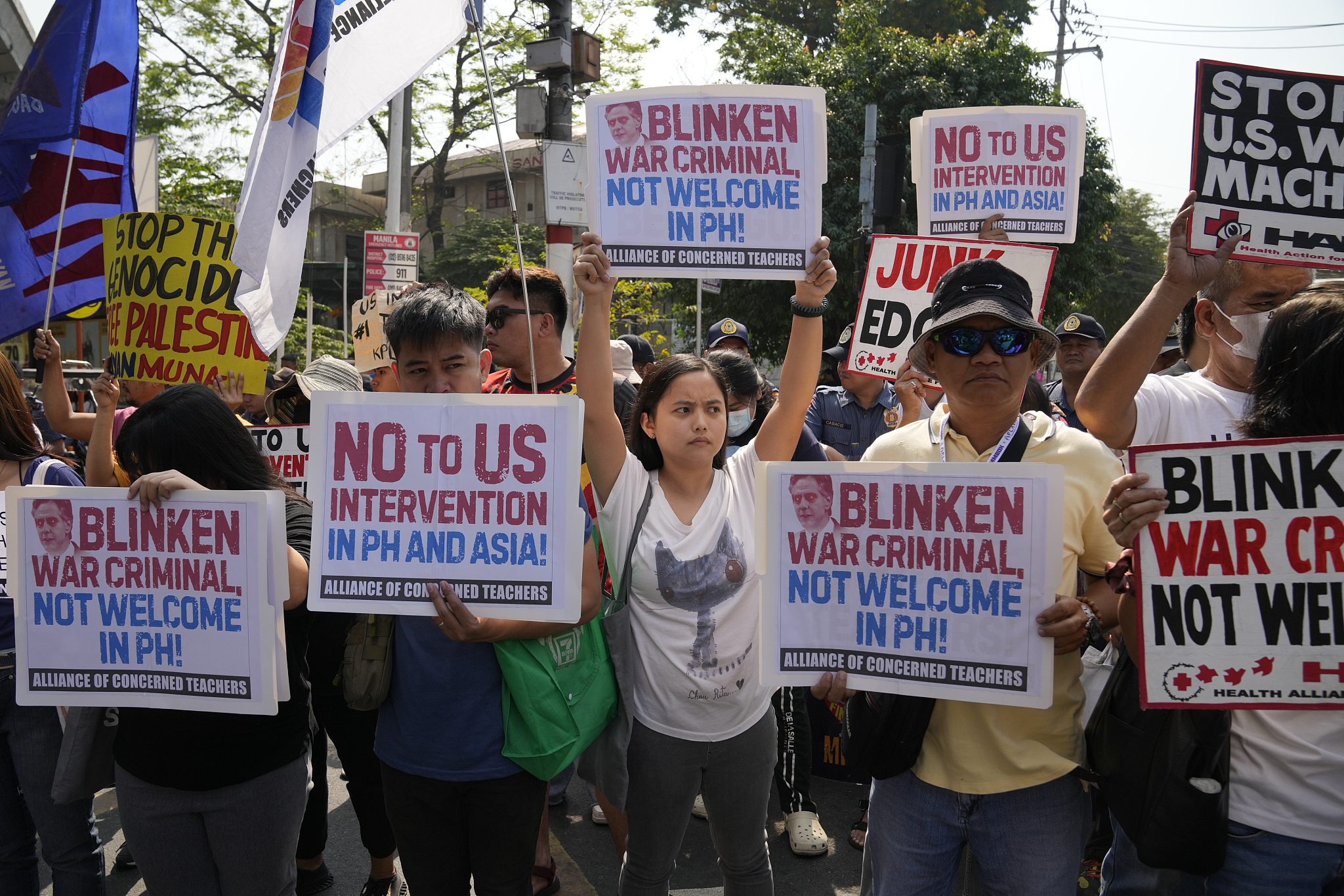 Para pengunjuk rasa meneriakkan slogan-slogan yang menentang kunjungan Menteri Luar Negeri AS Antony Blinken selama unjuk rasa di dekat istana presiden Malacanang di Manila, Filipina, 19 Maret 2024. /VCG