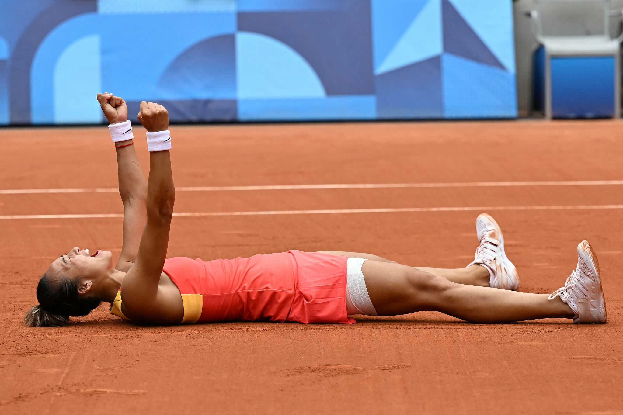 Zheng Qinwen of China celebrates after winning the women's singles tennis final at the 2024 Summer Olympics in Paris, France, August 3, 2024. /CFP