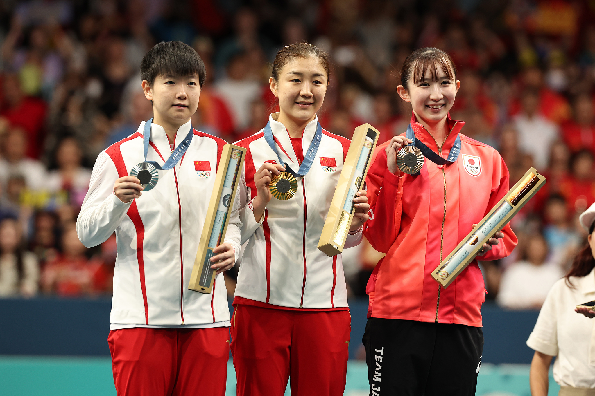 L-R: Silver medalist Sun Yingsha and gold medalist Chen Meng of China and bronze medalist Hina Hayata of Japan pose for a photo after the women's singles table tennis final at the 2024 Summer Olympics in Paris, France, August 3, 2024. /CFP