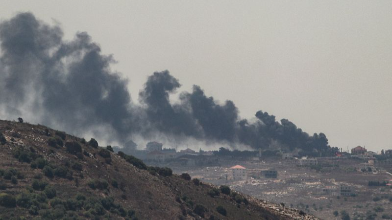 Asap mengepul dari lokasi serangan Israel di desa Taybeh di Lebanon selatan, 4 Agustus 2024, di tengah bentrokan lintas batas yang sedang berlangsung antara pasukan Israel dan pejuang Hizbullah Lebanon. /CFP