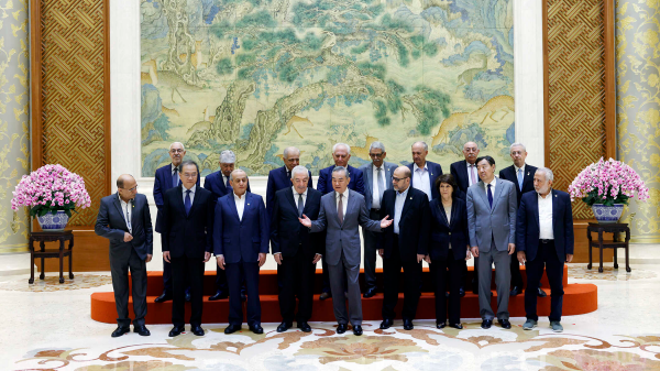 Menteri Luar Negeri Tiongkok Wang Yi (tengah, depan), yang juga anggota Biro Politik Komite Sentral Partai Komunis Tiongkok, berpose untuk foto bersama perwakilan faksi Palestina di Beijing, Tiongkok, 23 Juli 2024. /Kementerian Luar Negeri Tiongkok