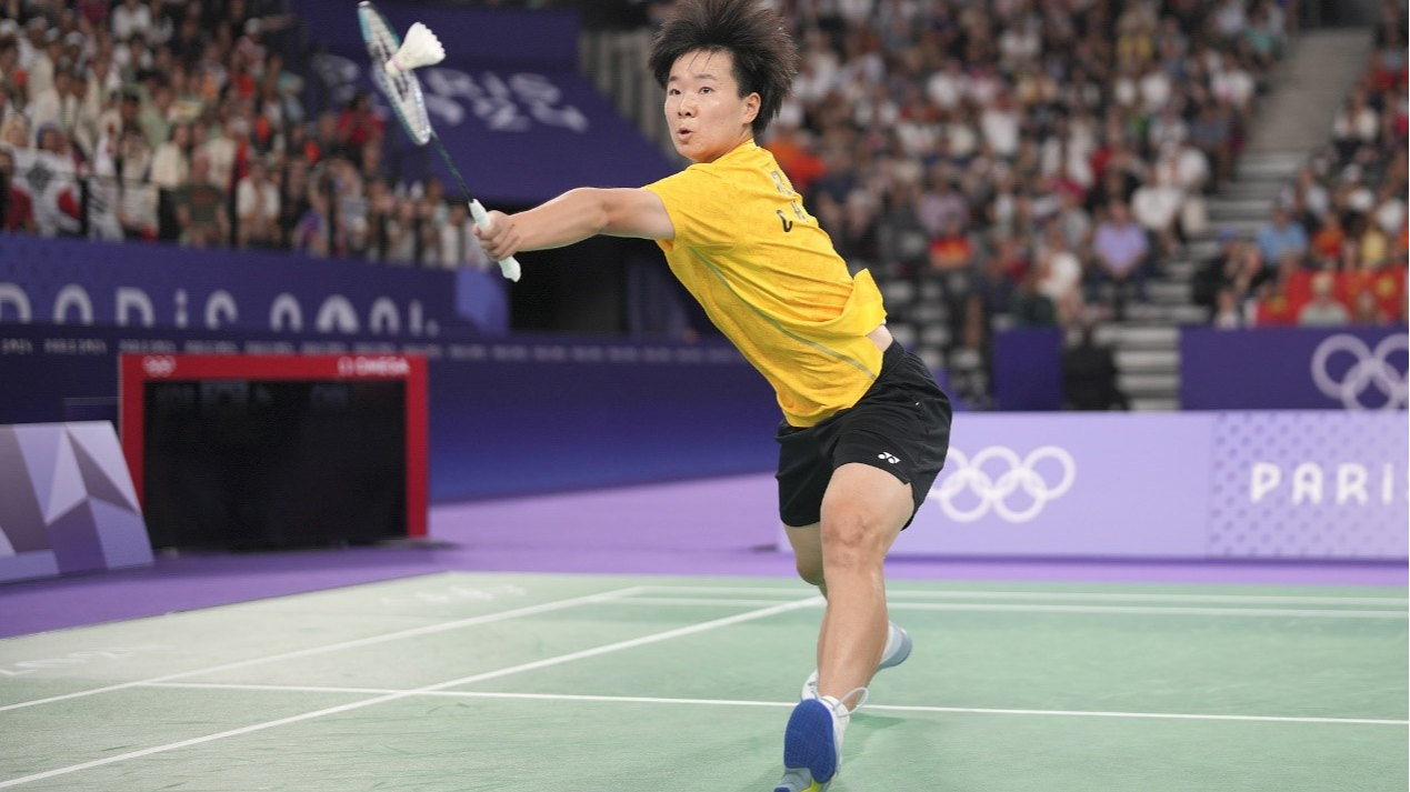 China's He Bingjiao hits a shot during the women's singles badminton gold medal match at the 2024 Summer Olympics at the Porte de La Chapelle Arena in Paris, France, August 5, 2024. /CFP