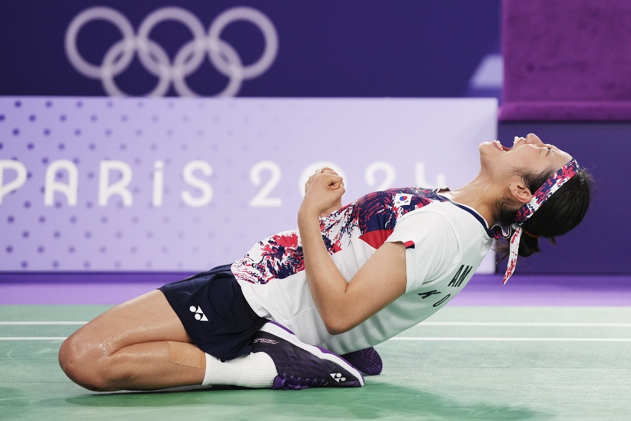 South Korea's An Se-young celebrates after defeating China's He Bingjiao in the women's singles badminton gold medal match at the 2024 Summer Olympics at the Porte de La Chapelle Arena in Paris, France, August 5, 2024. /CFP