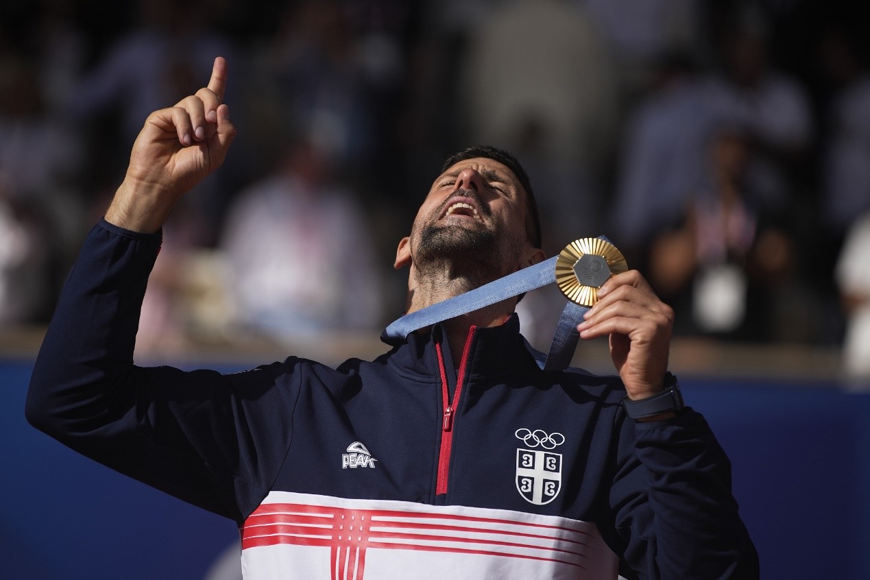 Serbia's Novak Djokovic displays his gold medal after winning the men's singles tennis final at the Roland Garros Stadium at the 2024 Summer Olympics in Paris, France, August 4, 2024. /CFP