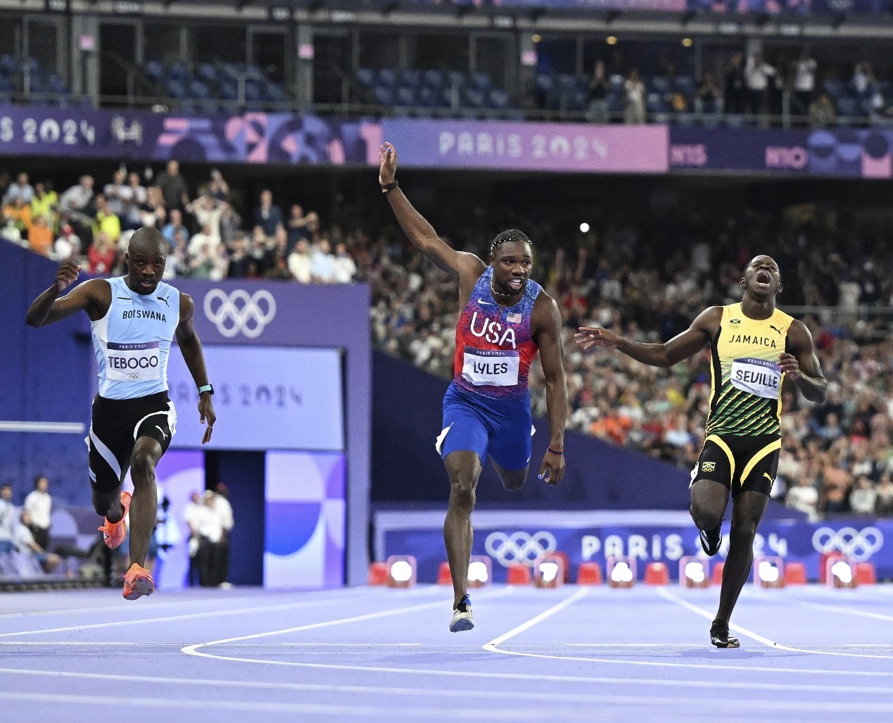 Noah Lyles (C) of the USA competes during the men's 100-meter final at the 2024 Summer Olympics at the Stade de France in Paris, France, August 4, 2024. /CFP
