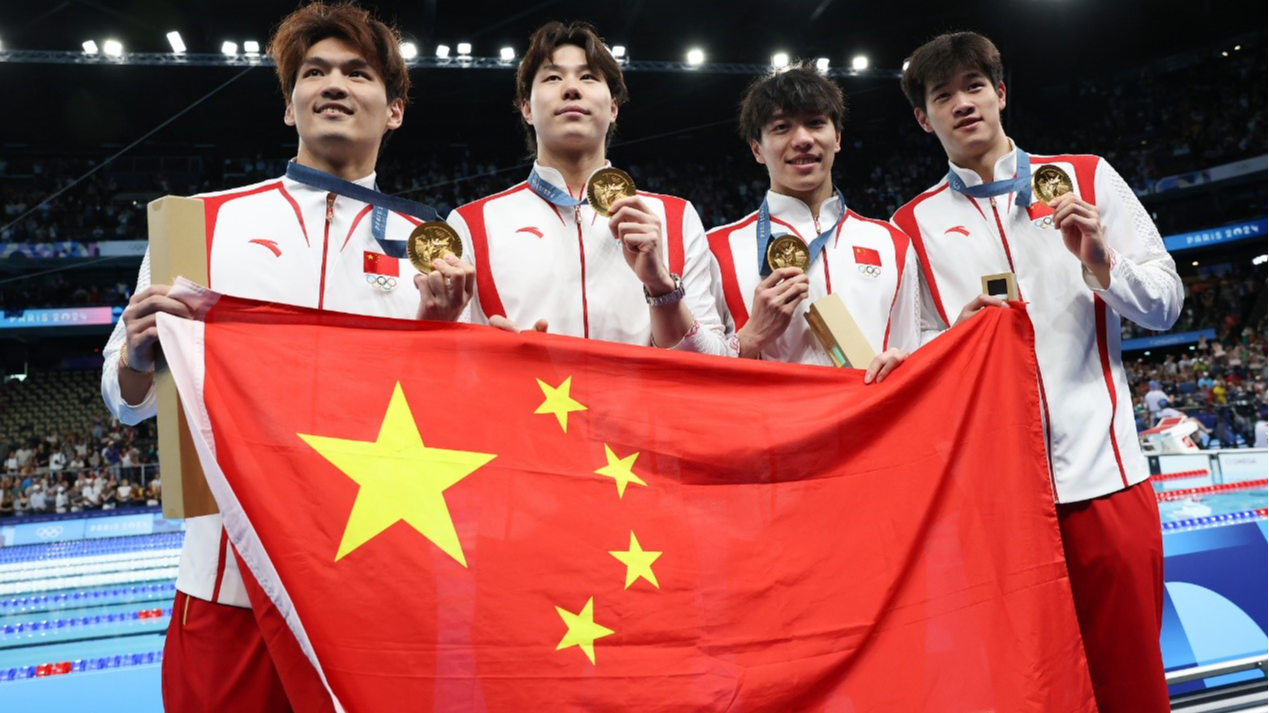 China's Xu Jiayu, Qin Haiyang, Sun Jiajun and Pan Zhanle (L-R) celebrate after winning the the men's 4×100-meter medley relay final at the 2024 Summer Olympics at La Defense Arena in Paris, France, August 4, 2024. /CFP