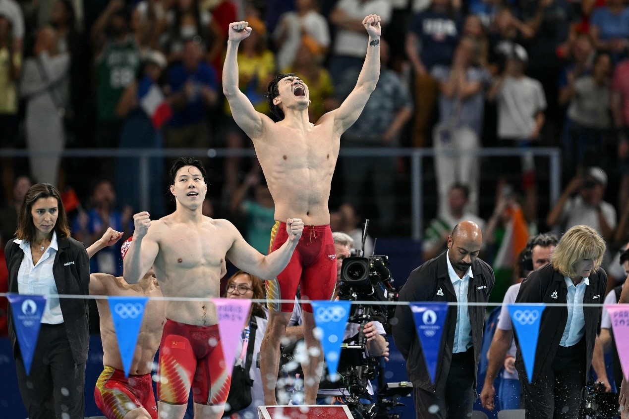 China's Qin Haiyang (L) and Xu Jiayu react after winning the men's 4×100-meter medley relay final at the 2024 Summer Olympics at La Defense Arena in Paris, France, August 4, 2024. /CFP