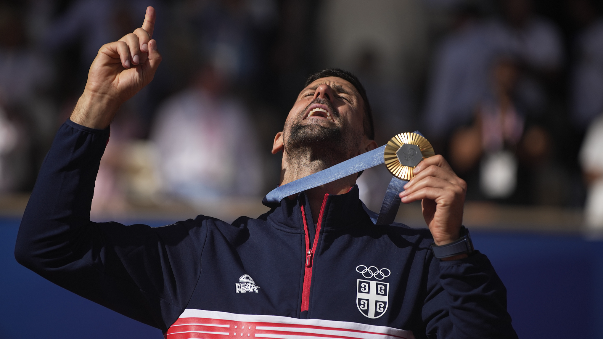 Serbia's Novak Djokovic displays his gold medal after winning the men's singles tennis final at the 2024 Summer Olympics at the Roland Garros Stadium in Paris, France, August 4, 2024. /CFP