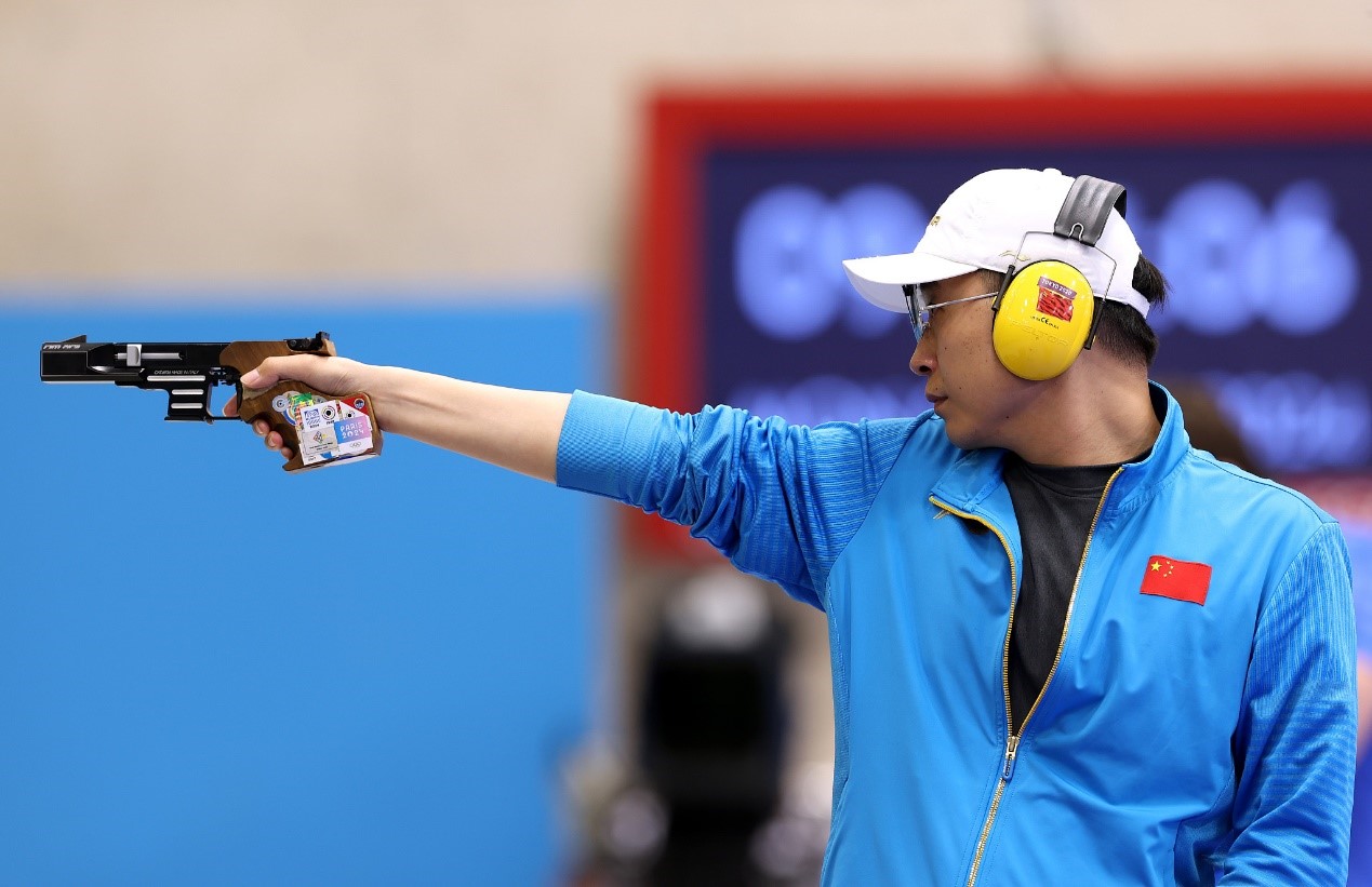 Atlet Tiongkok Li Yuehong berlaga di final nomor tembak pistol cepat 25 meter putra di Olimpiade Musim Panas 2024 di Chateauroux, Prancis, pada 5 Agustus 2024. /CFP