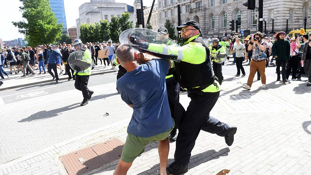 Police officers try to restrain a protester, Liverpool, England, August 3, 2024. /CFP