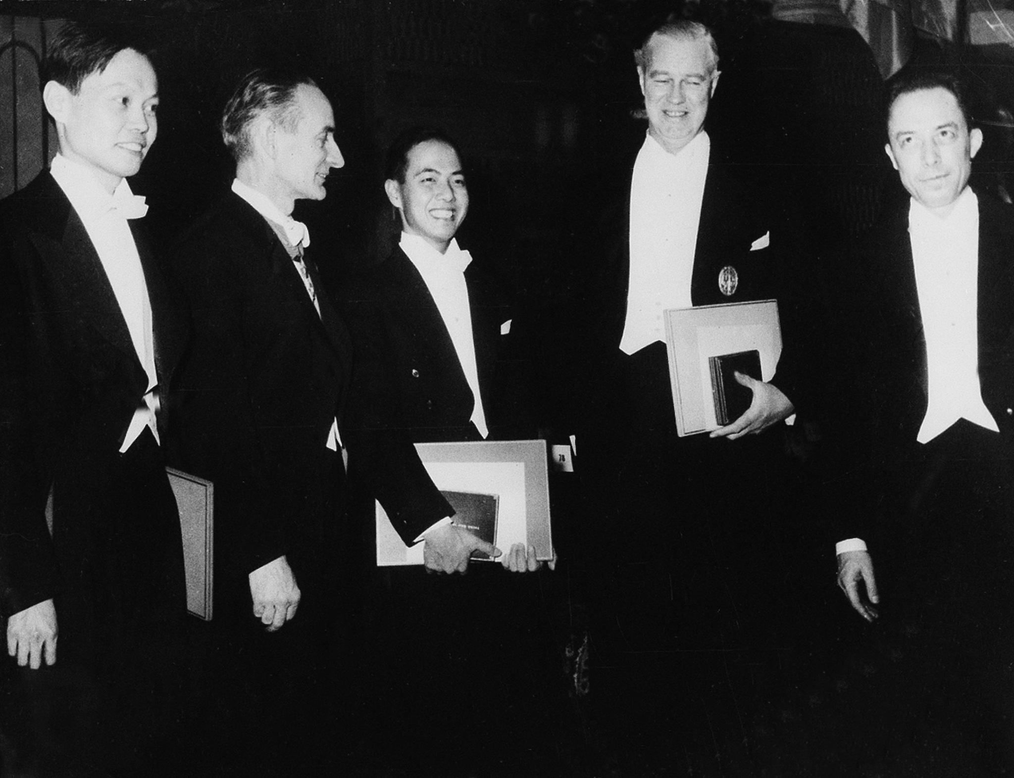 Nobel Prize winners in science and literature are pictured after receiving their awards in Stockholm, Sweden, December 10, 1957. From left to right: Dr. Chen-Ning Yang; Prof. Daniel Bovet, awarded in medicine for his work in pharmacology; Dr. Tsung Dao Lee, who shared the physics prize with Chen for disproving the law of parity; Sir Alexander Todd, recognized for his achievements in chemistry, and Albert Camus, who received the prize in literature. /CFP
