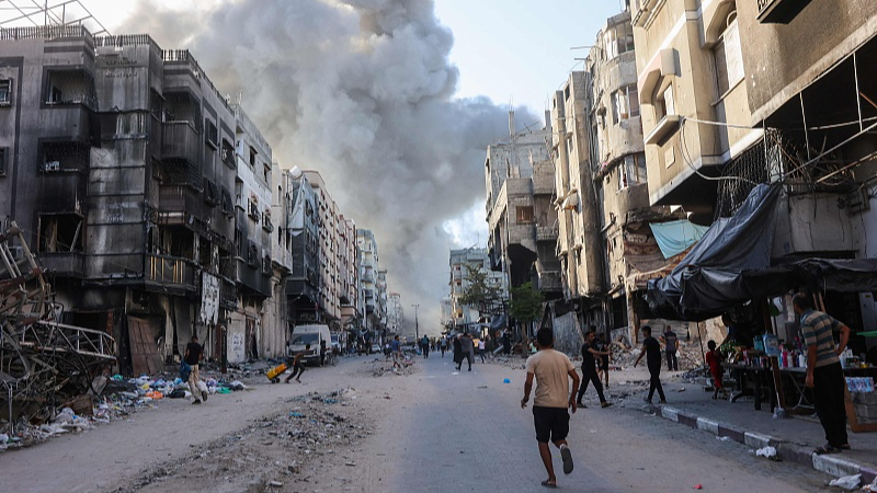 Palestinians rush towards a column of smoke following Israeli bombardment which hit a school complex, in the Sheikh Radwan neighborhood in the north of Gaza City, August 3, 2024./ CFP