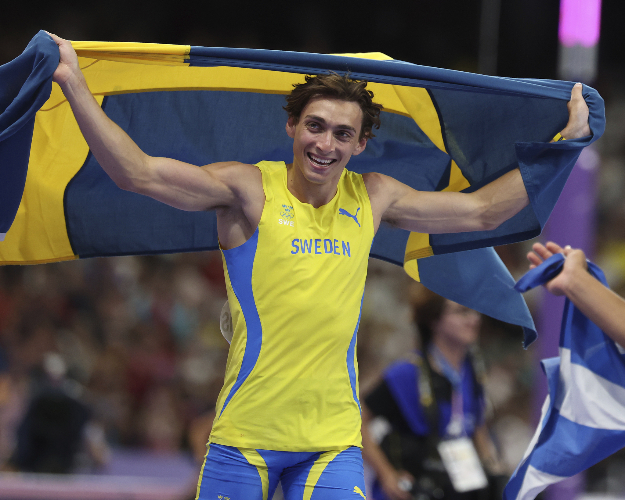 Armand Duplantis of Sweden celebrates after winning the men's pole vault gold medal at the 2024 Summer Olympic Games in Paris, France, August 5, 2024. /CFP