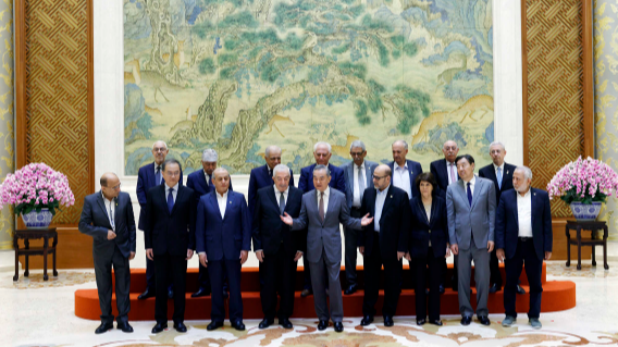 Menteri Luar Negeri Tiongkok Wang Yi (tengah, baris depan), juga anggota Biro Politik Komite Sentral Partai Komunis Tiongkok, berpose untuk foto bersama perwakilan faksi Palestina di Beijing, Tiongkok, 23 Juli 2024. /Kementerian Luar Negeri Tiongkok