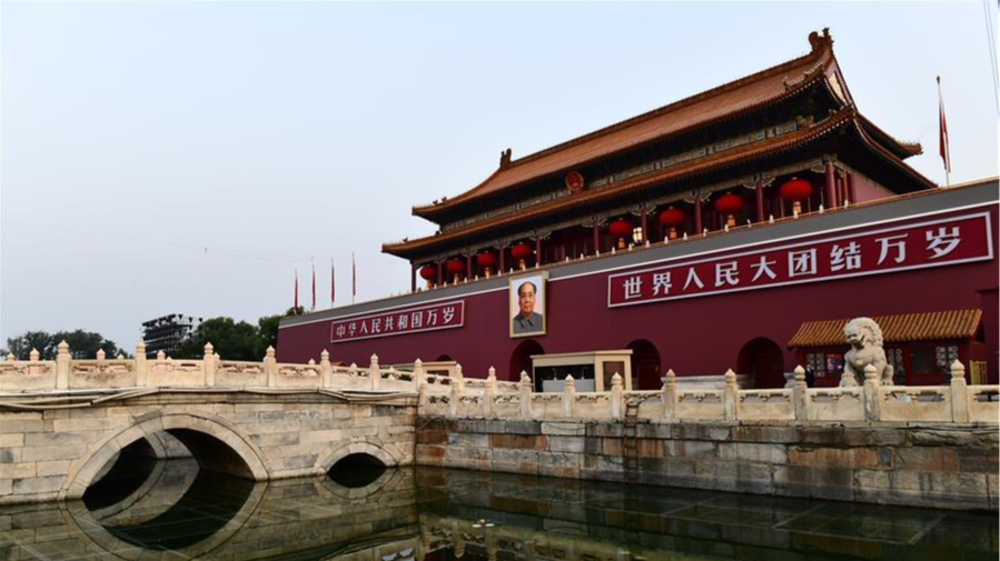 Mimbar Tiananmen berdiri di pusat kota Beijing, ibu kota Tiongkok, pada tanggal 1 Oktober 2019. Slogan di sebelah kiri berbunyi 