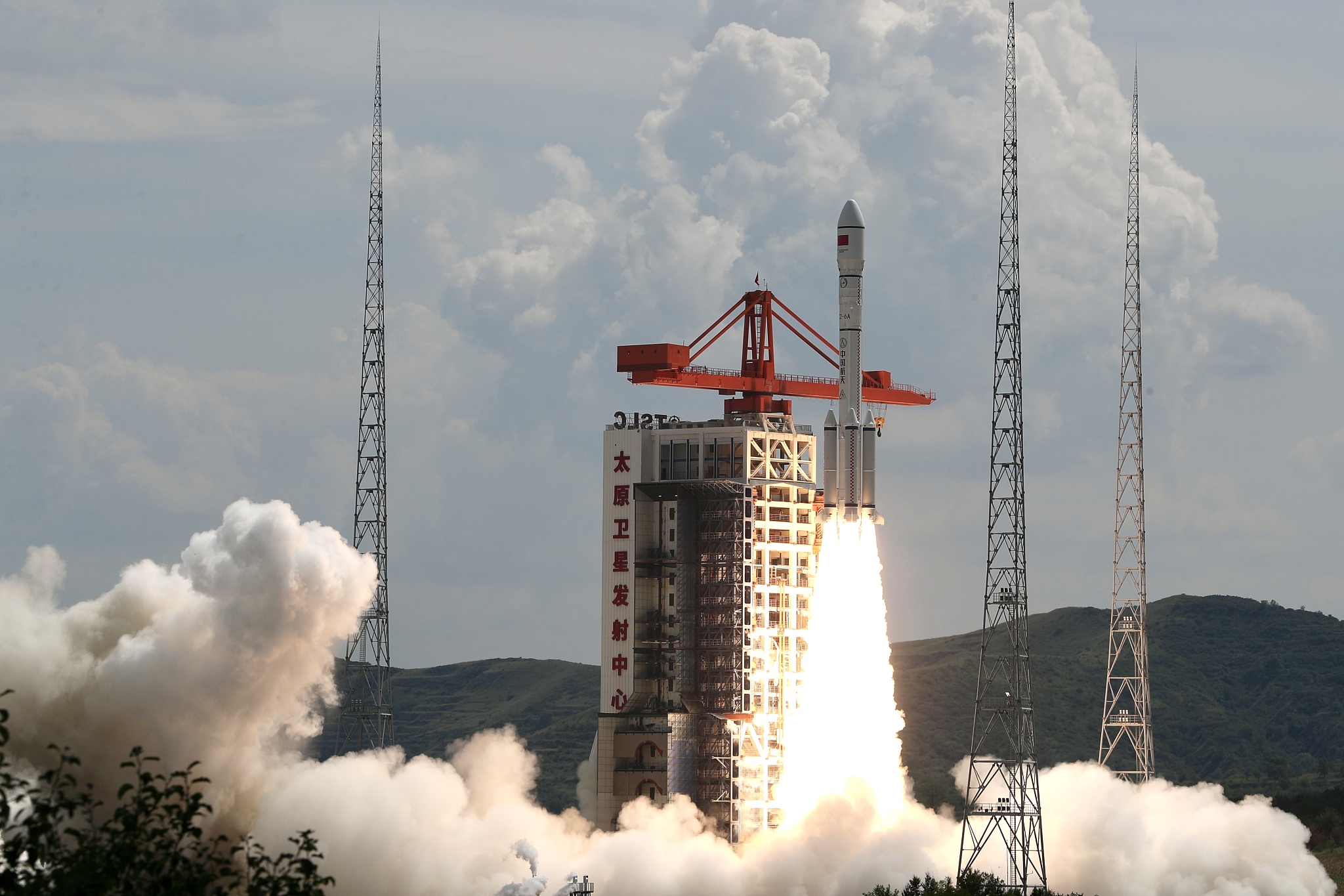 A modified Long March-6 carrier rocket carrying 18 satellites blasts off from the Taiyuan Satellite Launch Center in north China's Shanxi Province, August 6, 2024. /CFP