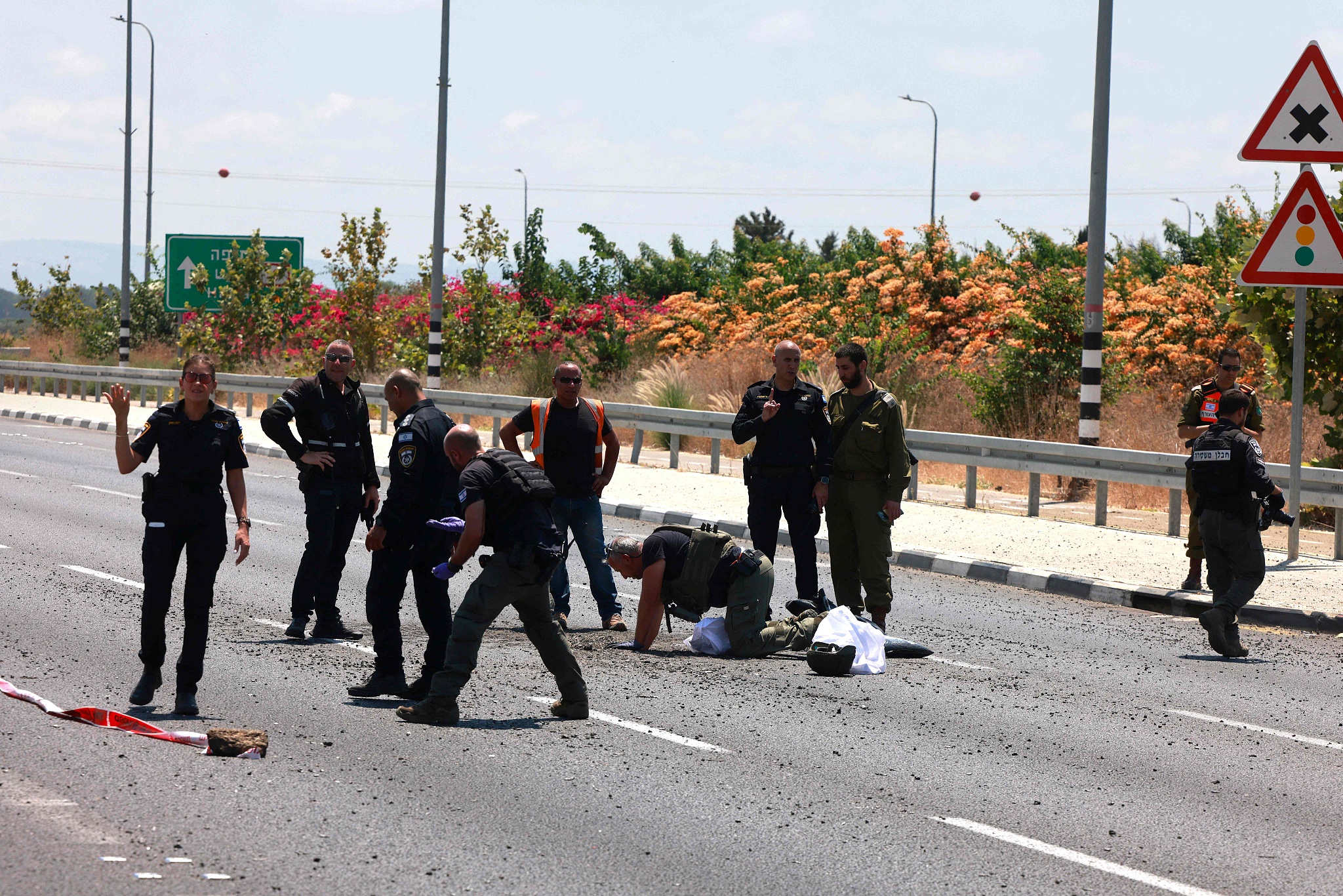 Polisi Israel memeriksa lokasi serangan pesawat nirawak peledak Hizbullah di dekat kota utara Nahariya, pada 6 Agustus 2024. /CFP