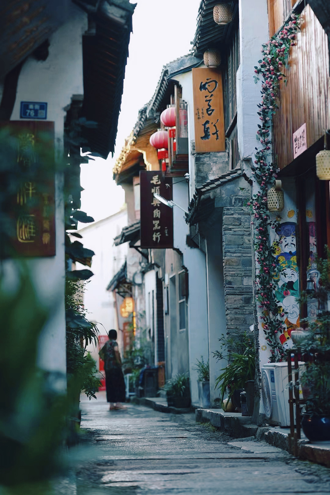 A photo shows the Gunan Street in Yixing, Jiangsu Province. The white walls and gray tiles are typical of the Hui style of architecture. /CGTN