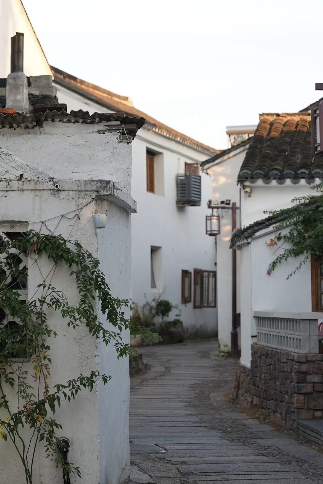 A photo shows the Gunan Street in Yixing, Jiangsu Province. The white walls and gray tiles are typical of the Hui style of architecture. /CGTN