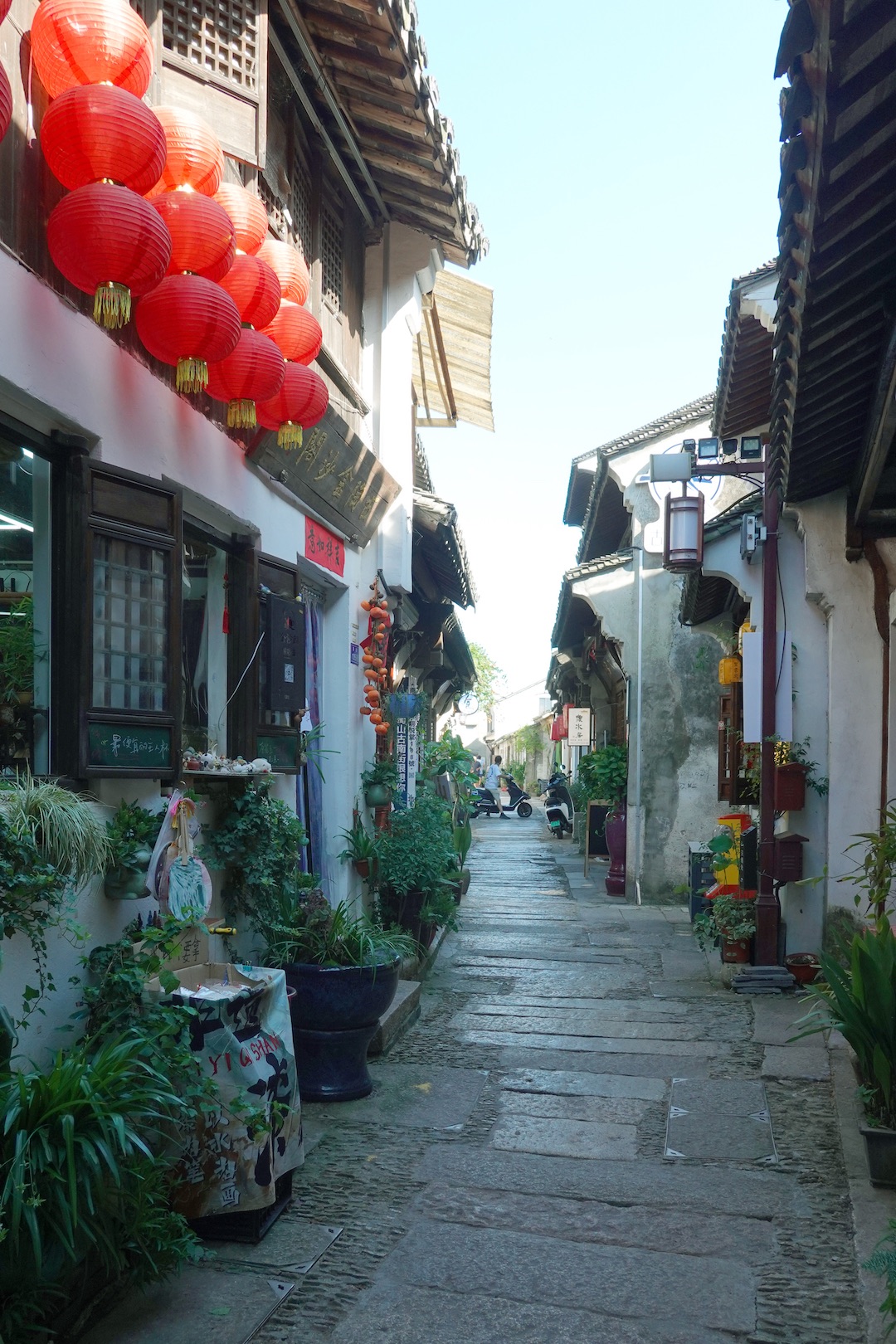 A photo shows the Gunan Street in Yixing, Jiangsu Province. The white walls and gray tiles are typical of the Hui style of architecture. /CGTN