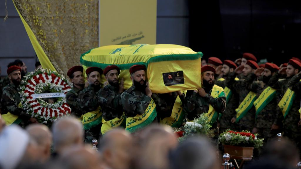 Anggota Hizbullah menghadiri pemakaman Fouad Shokor di Beirut, Lebanon, 1 Agustus 2024. /Xinhua