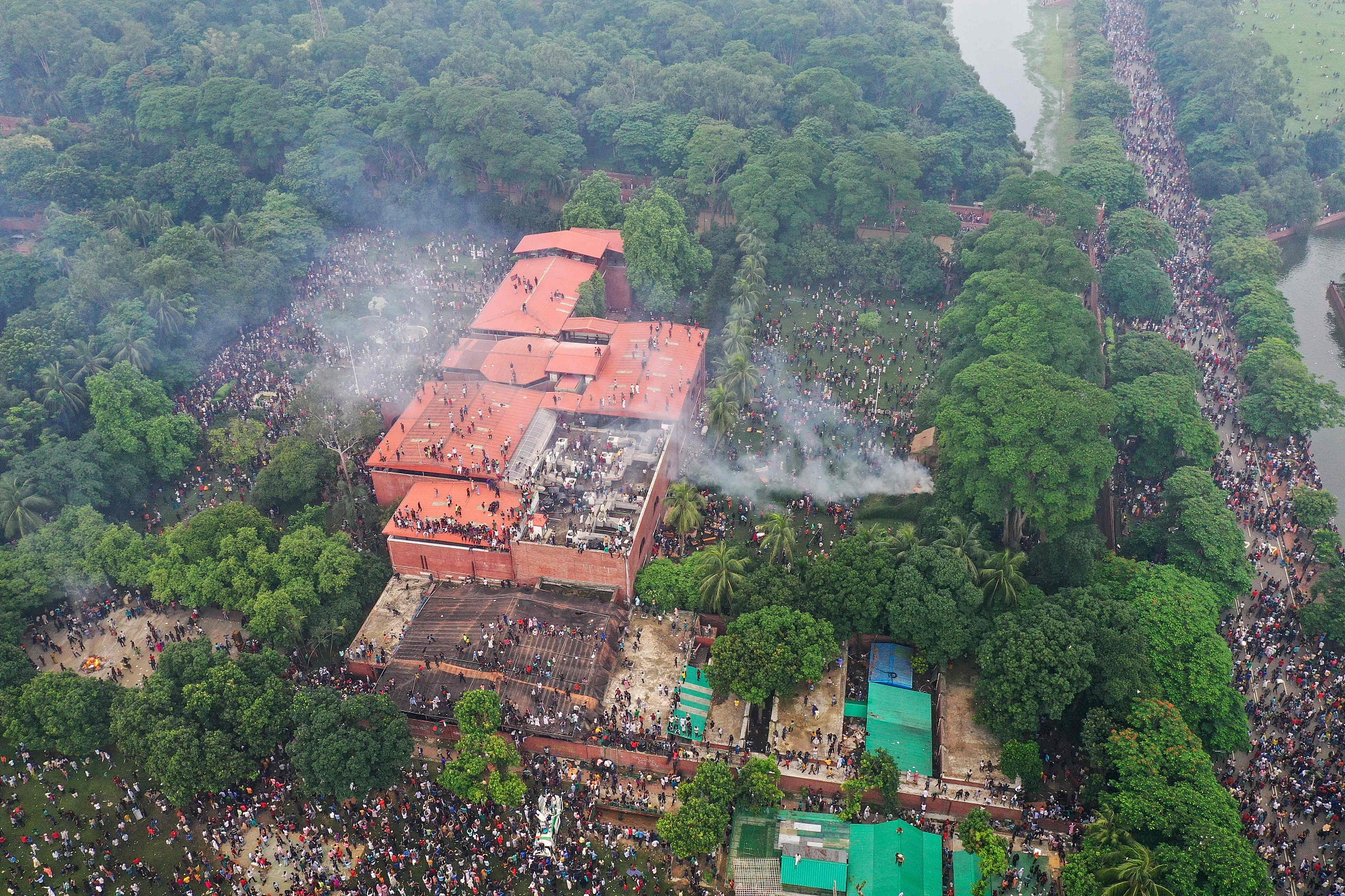 Anti-government protesters storm Bangladesh's ousted Prime Minister Sheikh Hasina's residence in Dhaka, Bangladesh, August 5, 2024. /CFP