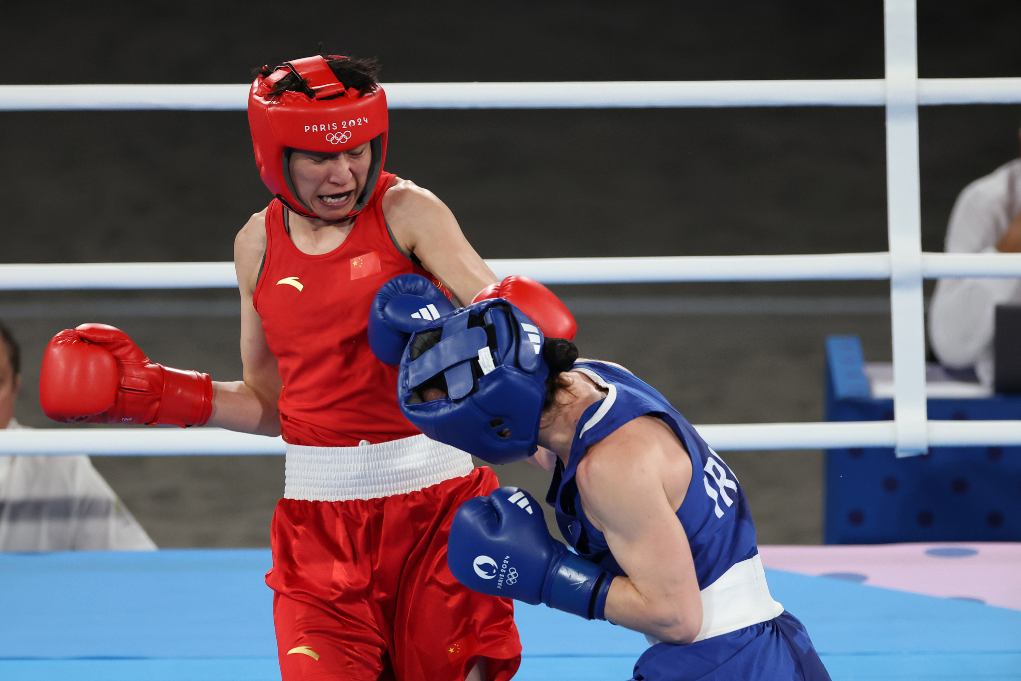 Yang Wenlu (L) of China punches Kellie Harrington of Ireland in the women's 60-kilogram final at the 2024 Summer Olympic Games in Paris, France, August 6, 2024. /CFP