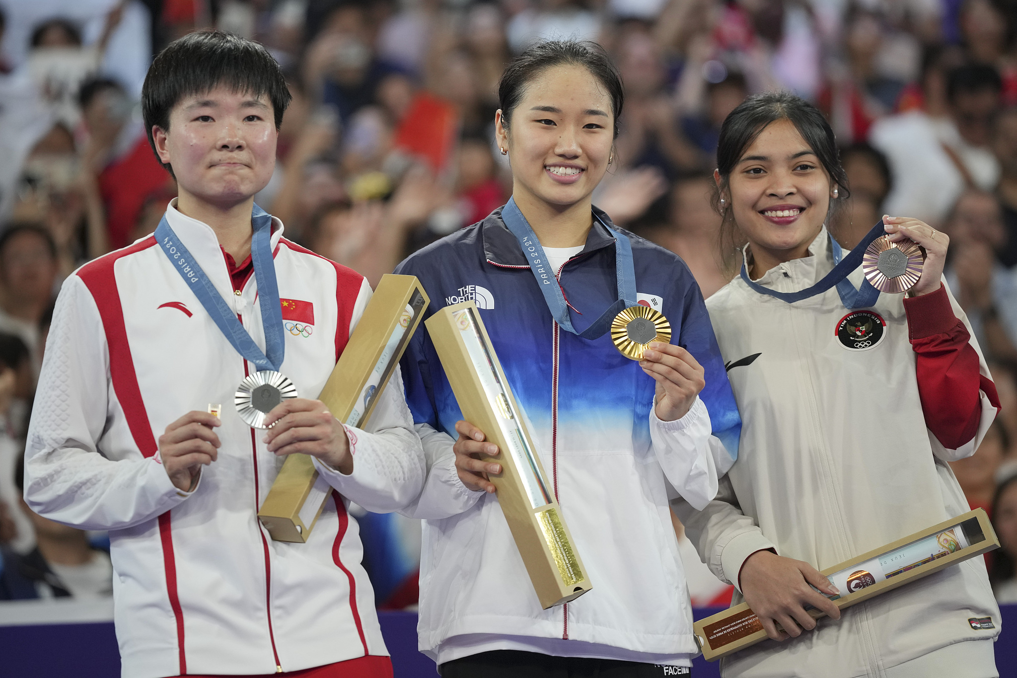 L-R: Silver medalist He Bingjiao of China, gold medalist An Se-young of South Korea and bronze medalist Gregoria Mariska Tunjung of Indonesia pose for a photo after the women's singles badminton competitions at the 2024 Summer Olympic Games in Paris, France, August 5, 2024. /CFP