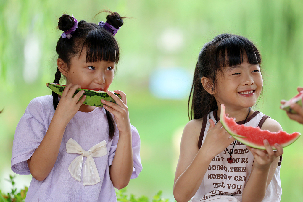 Anak-anak makan semangka bersama untuk merayakan dimulainya musim gugur di Linyi, Provinsi Shandong, pada 6 Agustus 2024. /CFP