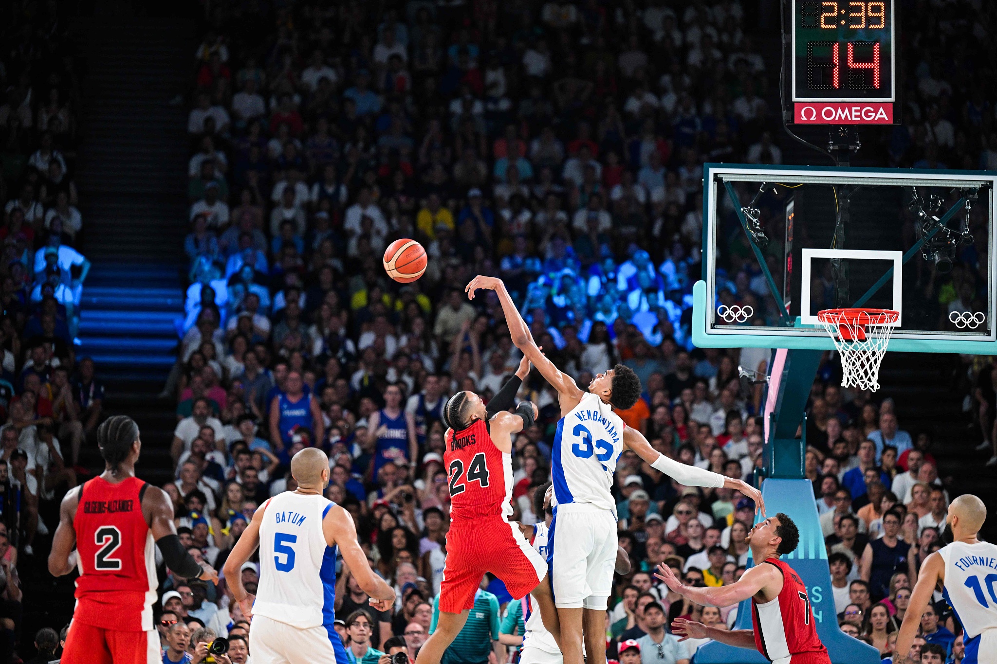 Victor Wembanyama (#32) of France blocks a shot by Dillon Brooks (#24) of Canada in the men's basketball quarterfinals at the 2024 Summer Olympic Games in Paris, France,c August 6, 2024. /CFP