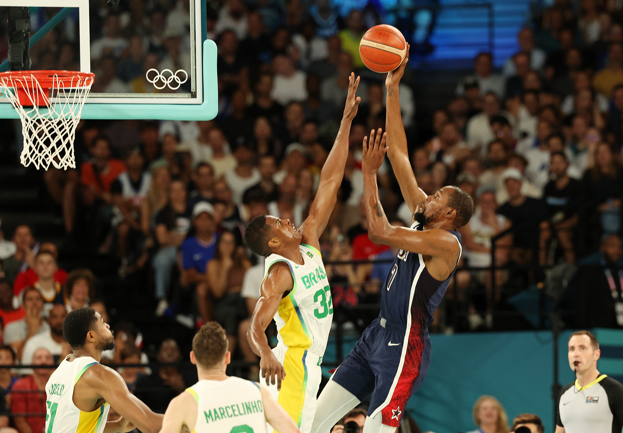 Kevin Durant (#7) of USA shoots in the men's basketball quarterfinals against Brazil at the 2024 Summer Olympic Games in Paris, France,c August 6, 2024. /CFP