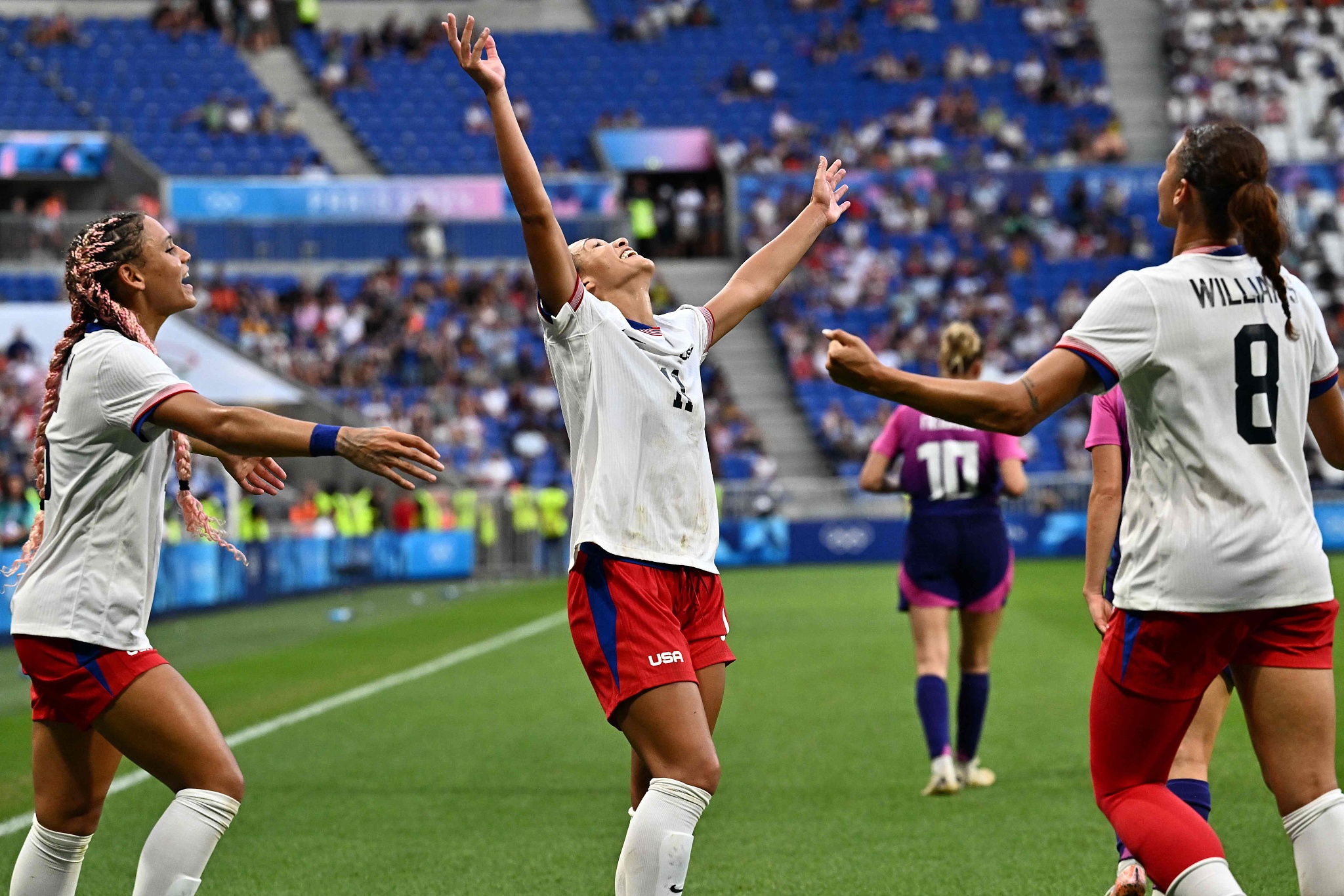  USA celebrate after scoring in the women's football semifinals against Germany at the 2024 Summer Olympic Games in Paris, France, August 6, 2024. /CFP