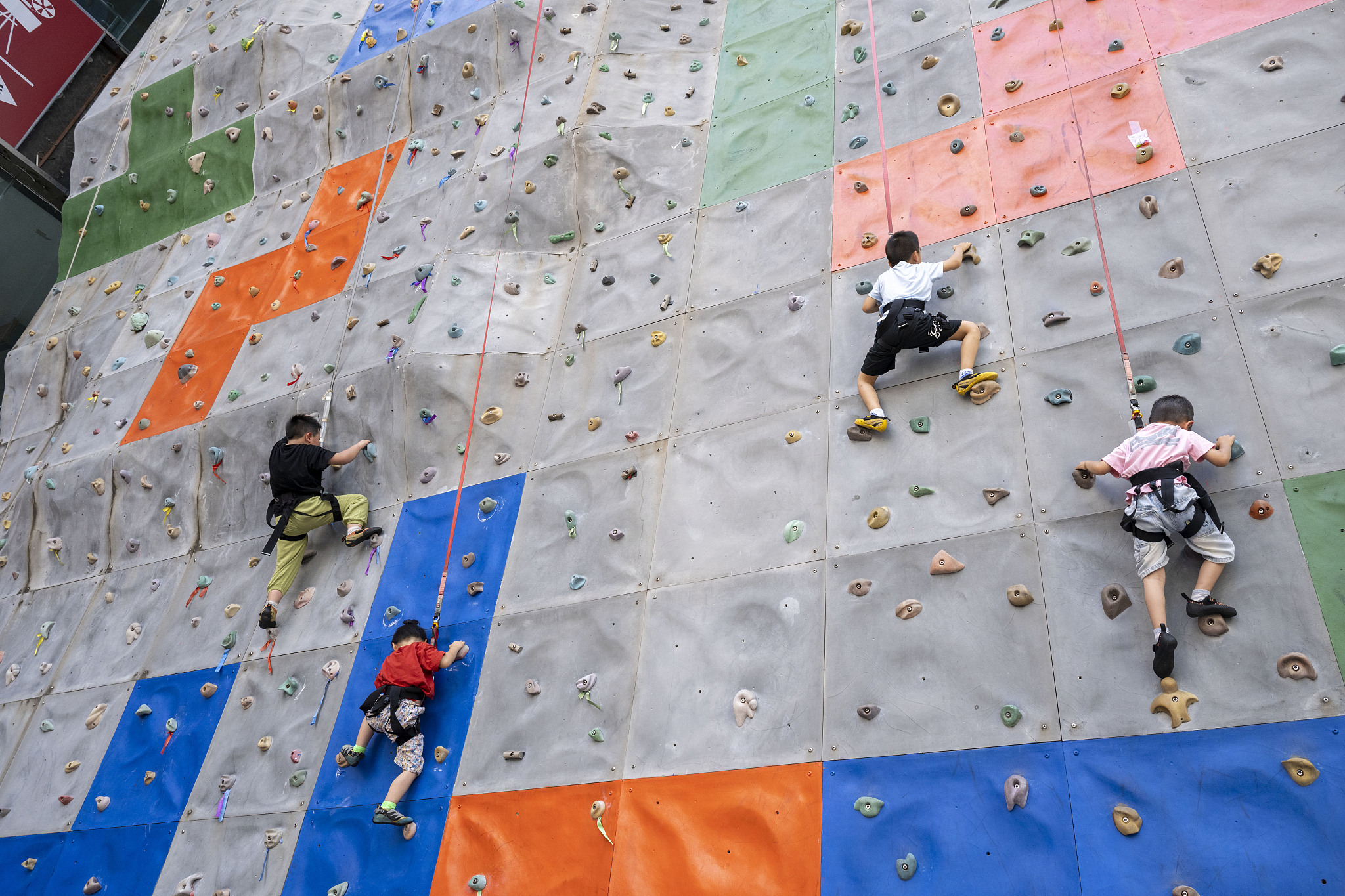 Children practicing rock climbing at an outdoor venue in Hefei, the capital of east China's Anhui Province, August 6, 2024. /CFP