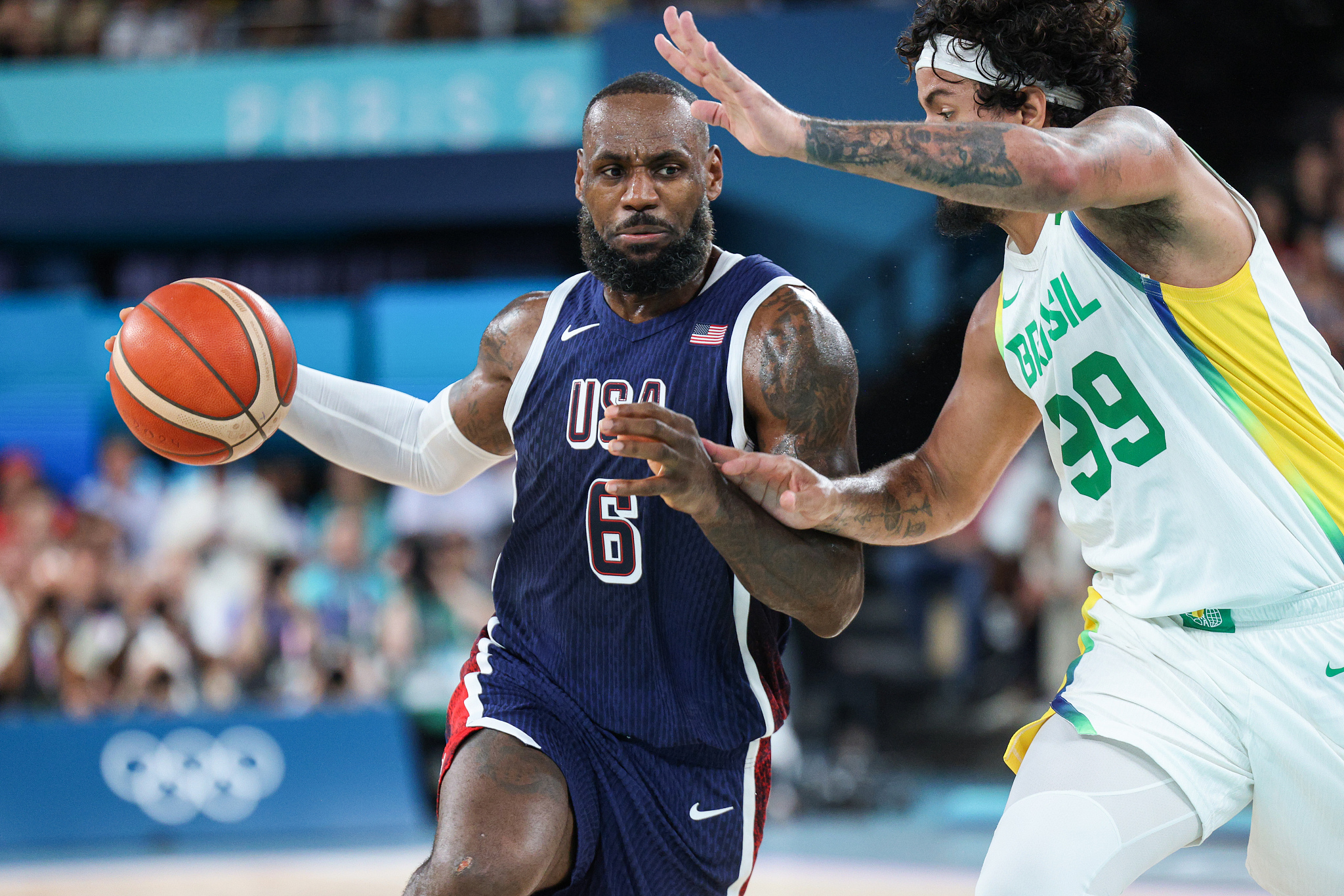 LeBron James (#6) of the USA penetrates in his team's men's basketball quarterfinal game against Brazil at the 2024 Summer Olympics in Paris, France, August 6, 2024. /CFP