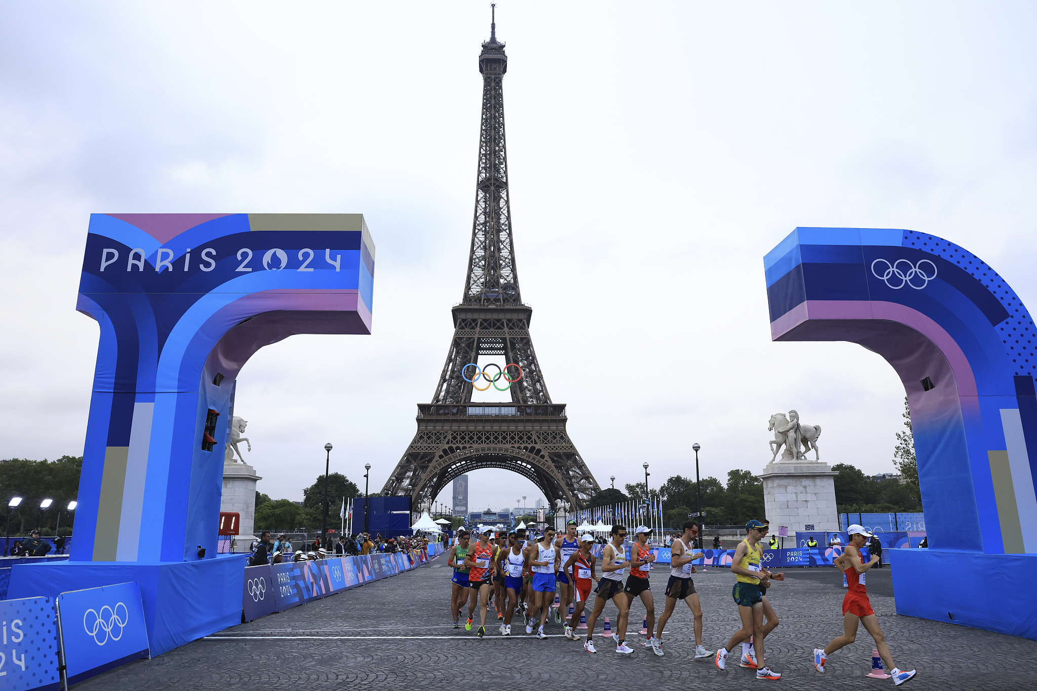 Athletes compete in the mixed race walk marathon relay event at the 2024 Summer Olympics in Paris, France, August 7, 2024. /CFP