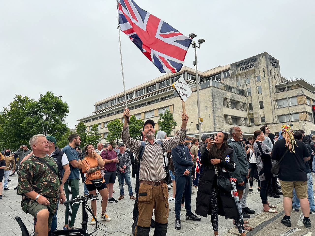 Anti-racism activists gather at Guildhall Square to face off far-right protesters after they announce a protest in Plymouth, United Kingdom, August 5, 2024. /CFP