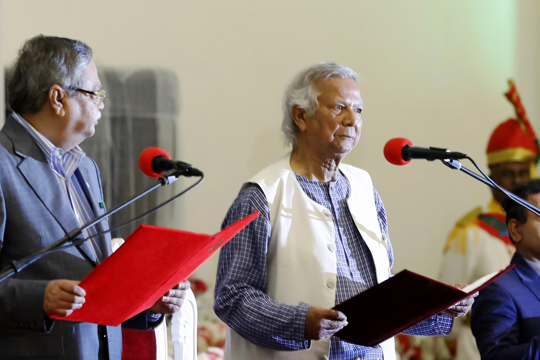 Bangladesh's President Mohammed Shahabuddin administers the oath of office to Nobel laureate Muhammad Yunus (right), as the head of Bangladesh's interim government, in Dhaka, Bangladesh, Thursday, Aug. 8, 2024. /CFP