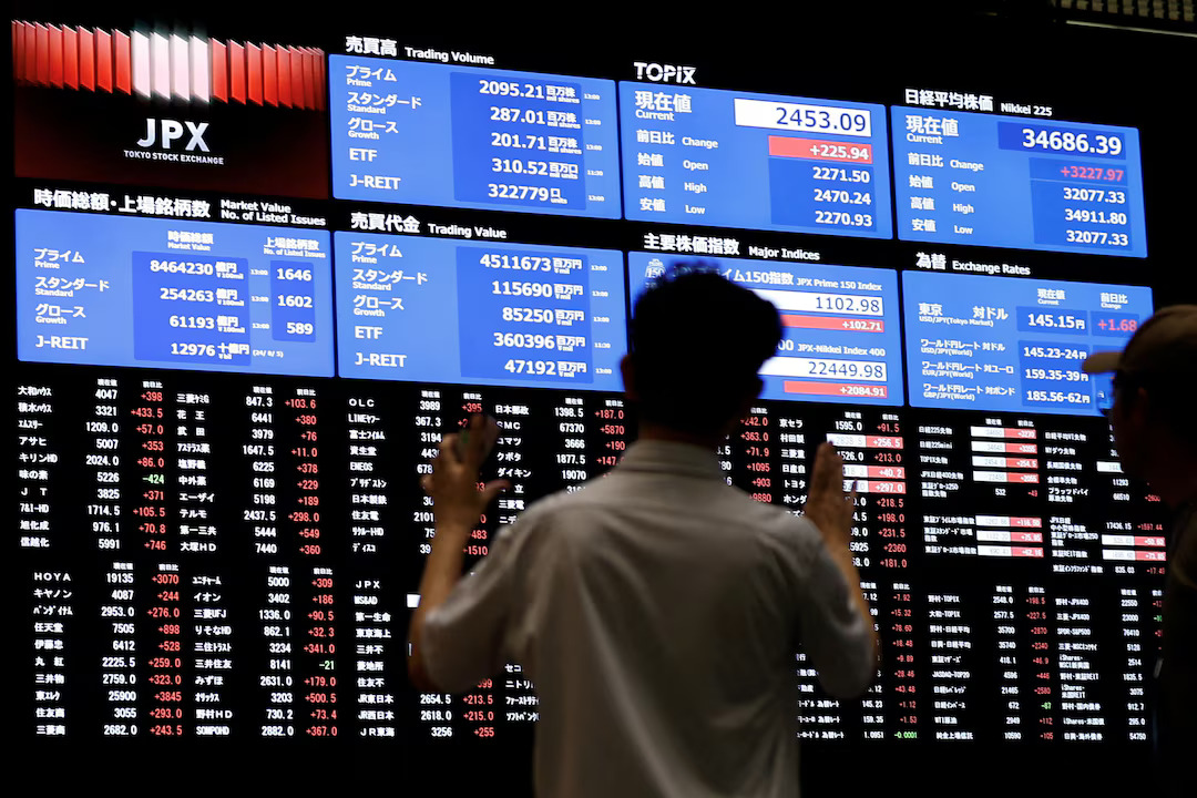 Media members observe the stock quotation board at the Tokyo Stock Exchange in Tokyo, Japan, August 6, 2024. /Reuters