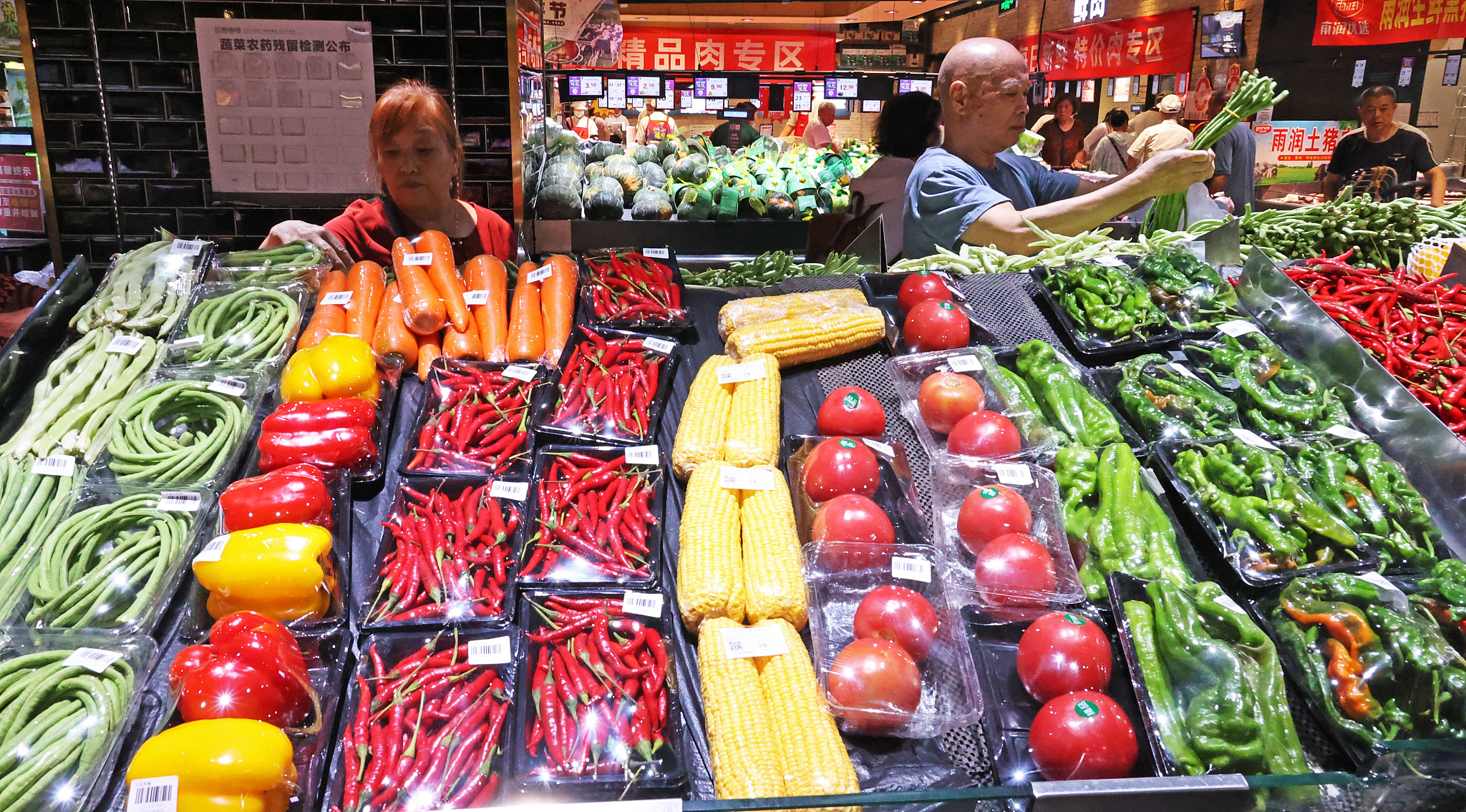 Customers shopping for vegetables in a supermarket in Lianyungang, east China's Jiangsu Province, August 9, 2024. /CFP