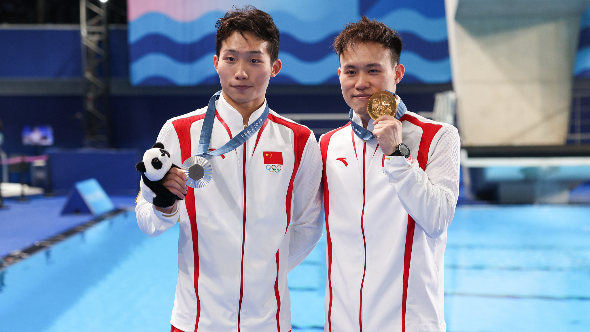 Wang Zongyuan (L, silver) and Xie Siyi (R, gold) display their medals from the men's 3m springboard diving event at the 2024 Summer Olympics in Paris, France, August 8, 2024. /CFP