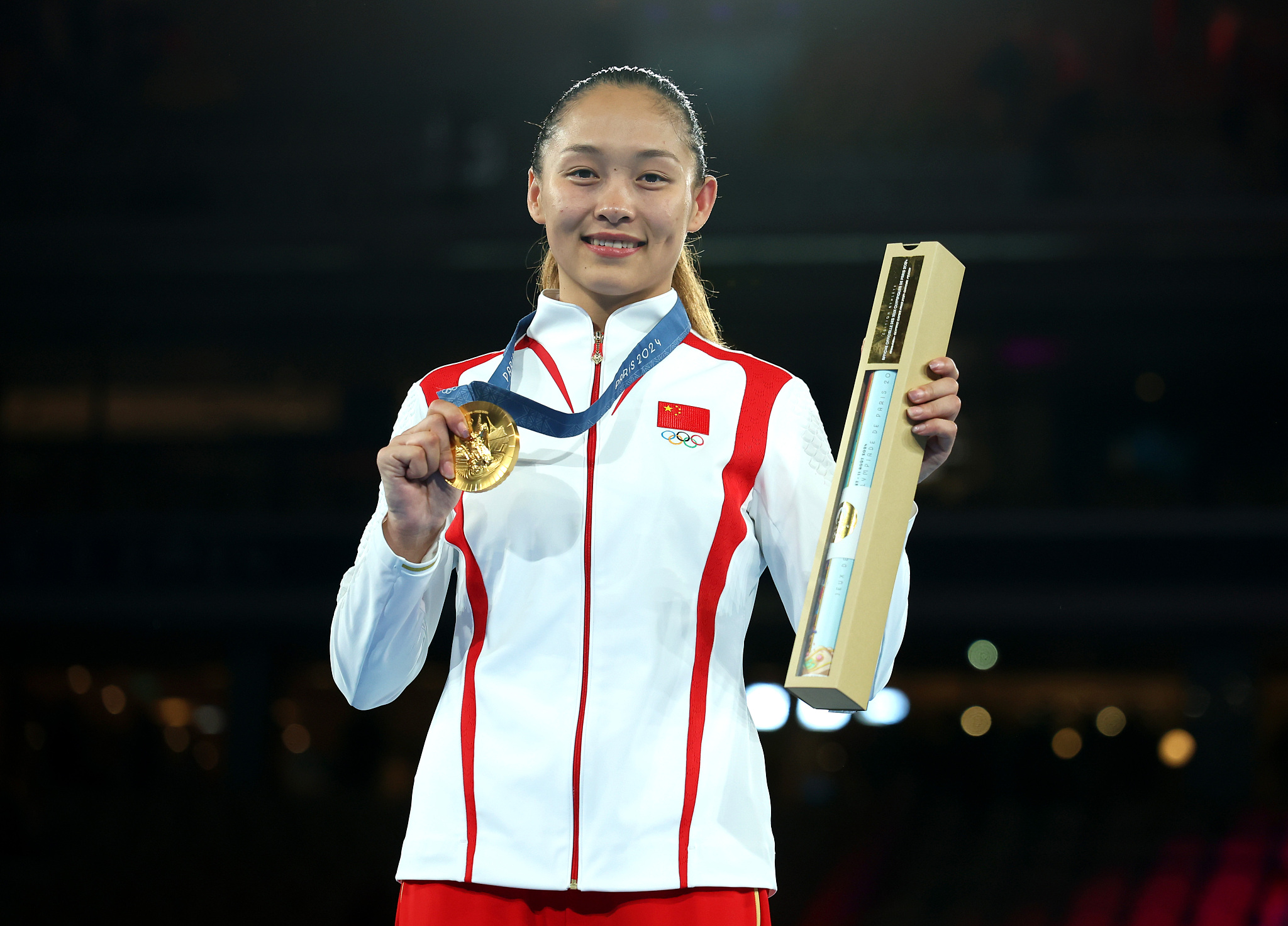 Chang Yuan displays her gold medal after winning the women's 54kg boxing division title at the 2024 Summer Olympics in Paris, France, August 8, 2024. /CFP