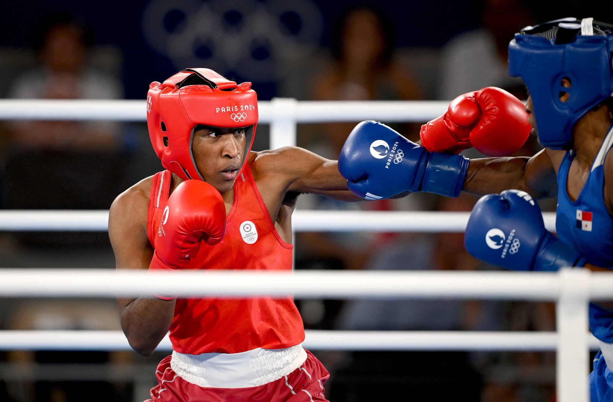 Cindy Ngamba of the Refugee Olympic Team (L) competes in the women's 60kg boxing division semifinals at the 2024 Summer Olympics in Paris, France, August 8, 2024. /CFP