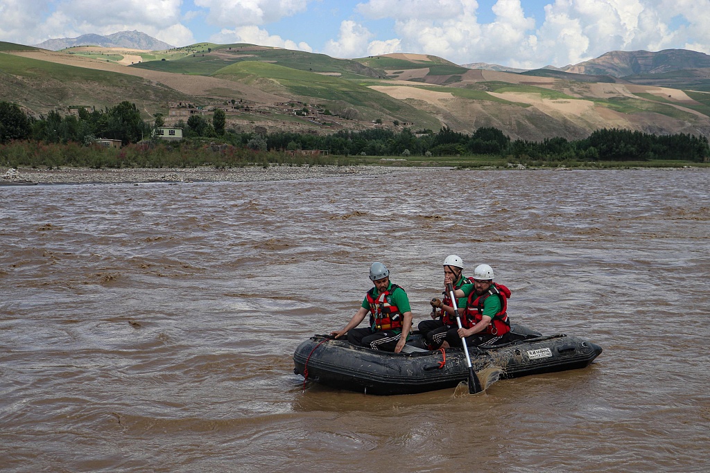 Members of a rescue team search for missing persons in the Kokcha River following flash floods after heavy rainfall, on the outskirts Fayzabad in Badakhshan Province, Afghanistan, May 26, 2024. /CFP