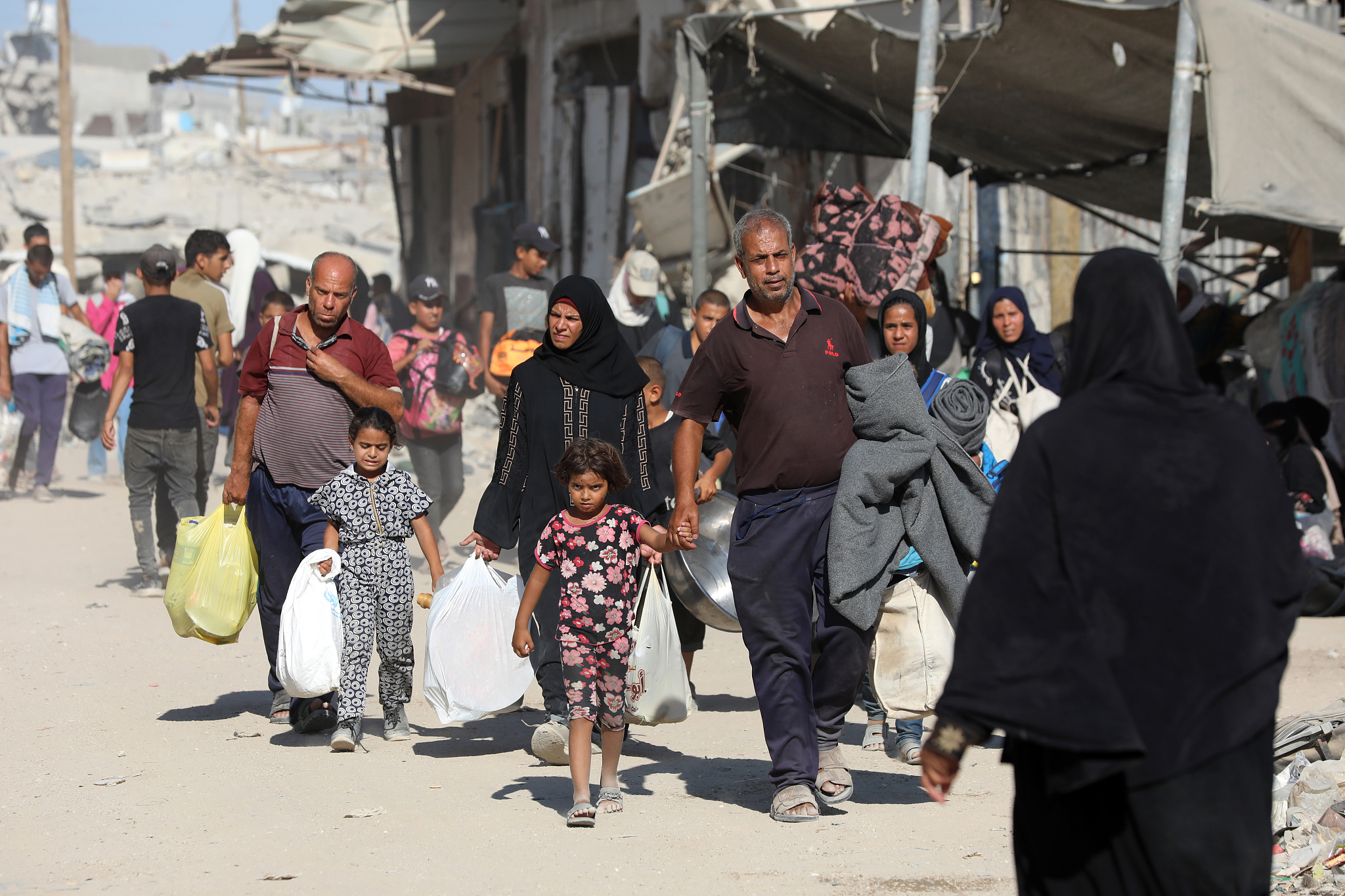 Displaced Palestinians leave an area in eastern Khan Younis towards the west, after the Israeli army issued a new evacuation order for parts of the city, in the southern Gaza Strip on August 8, 2024. /CFP