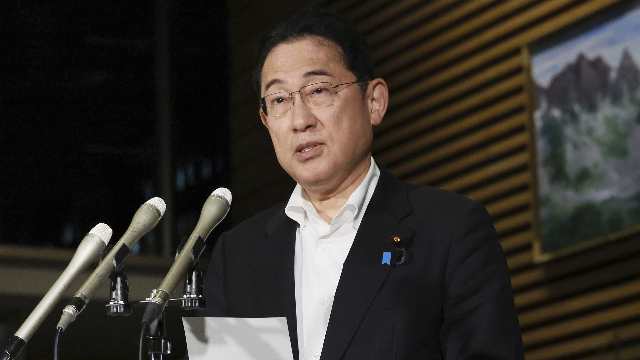 Japanese Prime Minister Fumio Kishida speaks to the media about the earthquake with its epicenter in the Hyuga-Nada Sea, at the prime minister's office in Tokyo, August 8, 2024. /CFP